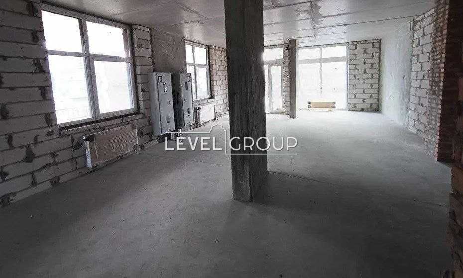 Продаж фасадного комерційного приміщення  ЖК Варшавський 1