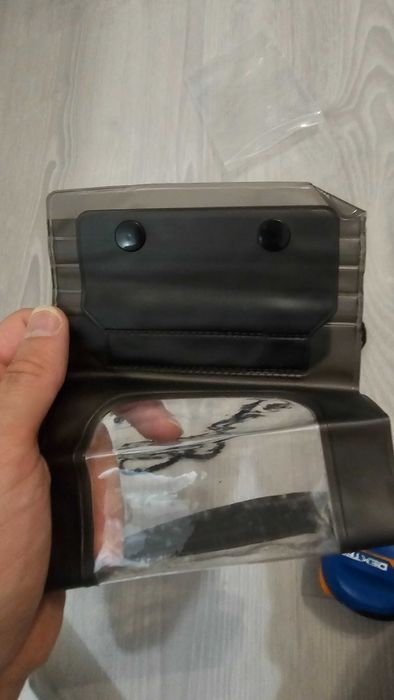 Bolsa impermeável para telemóvel ou câmara até 5.5" com fita