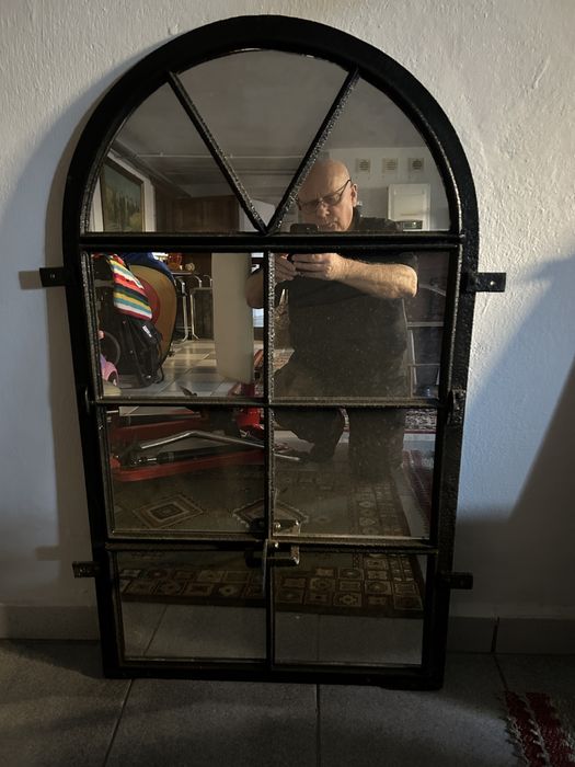 Stare okno żeliwne - lustro