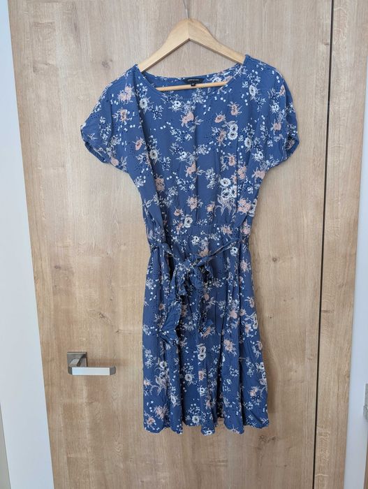 Zwiewna sukienka w kwiaty z paskiem Greenpoint