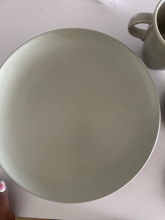 Conjunto loiça cerâmica com pratos, canecas e chávenas