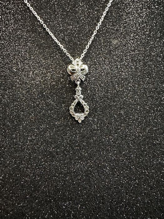 Fio Colar com medalha em prata e marcacites