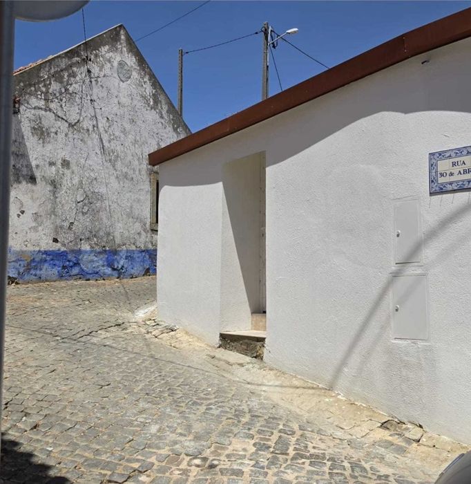 VENDA OU PERMUTA de moradia T2 Remodelada em Charneca – Venda do Pinheiro