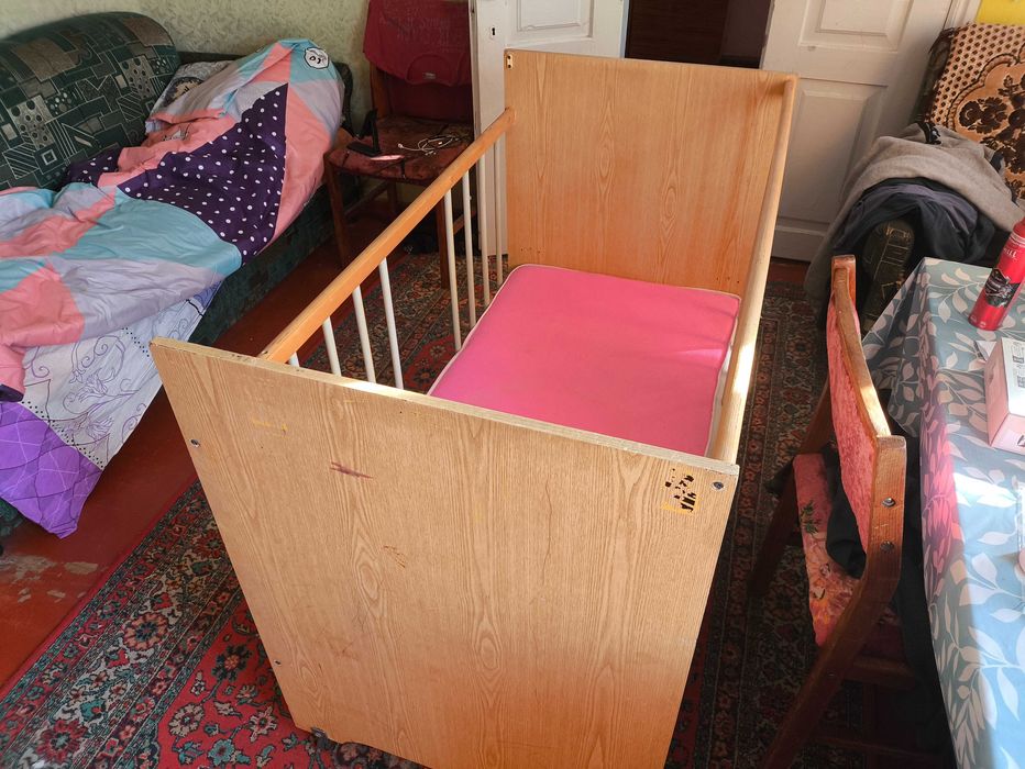 Дитяче ліжко, в нормальному стані.