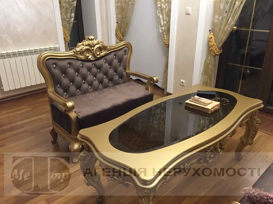 Продається триповерховий будинок.