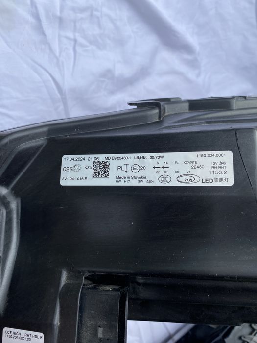 Фара Škoda Superb