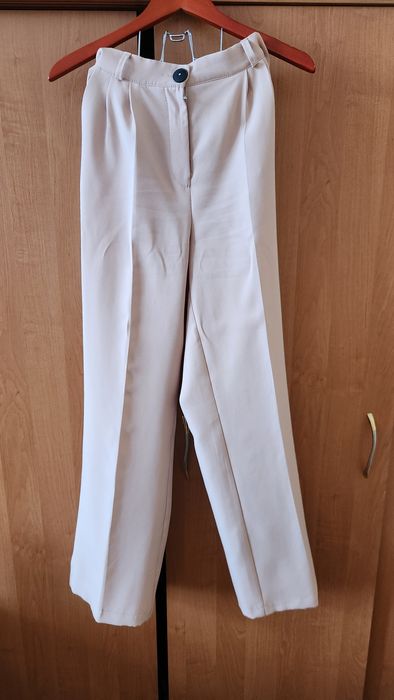 Жіночий одяг: костюм і сукня