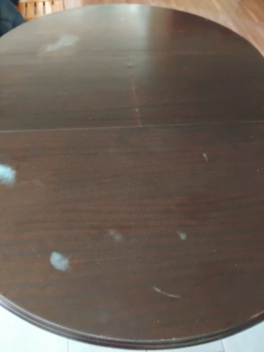Mesa em madeira  extensível  com pouco uso