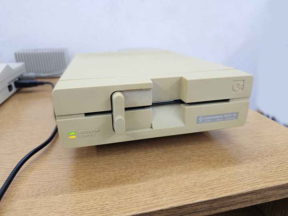 Stacja dysków Commodore 1541 II dla C64 sprawna zasilacz kable dyskietki