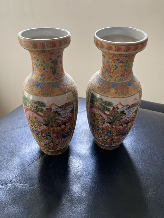 Par de jarras orientais em porcelana esmaltada