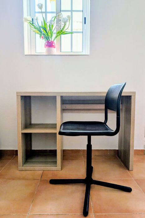 Conjunto Secretária KALLAX + Cadeira SMÄLLEN (IKEA) – Como Novo!