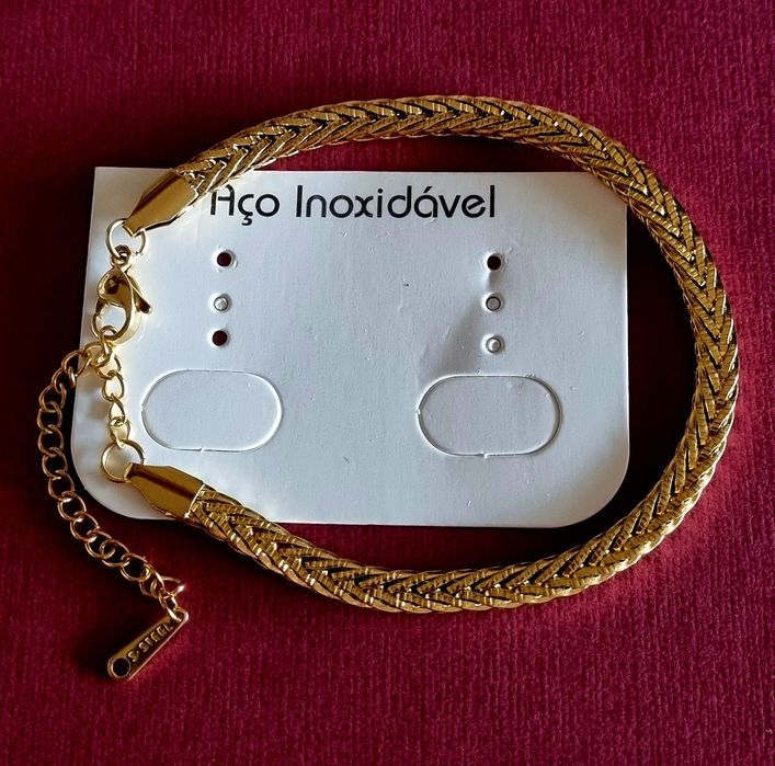 Pulseira dourada, em aço inoxidável. Tem extensor