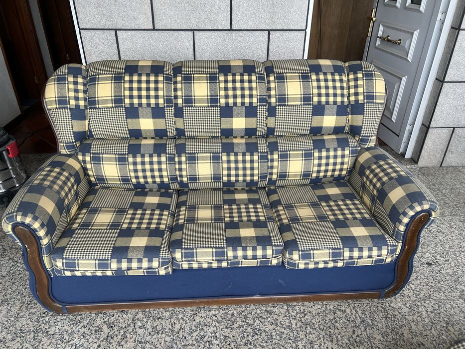Conjunto de sala – Sofá 3 lugares + 2 cadeirões + mesa de centro