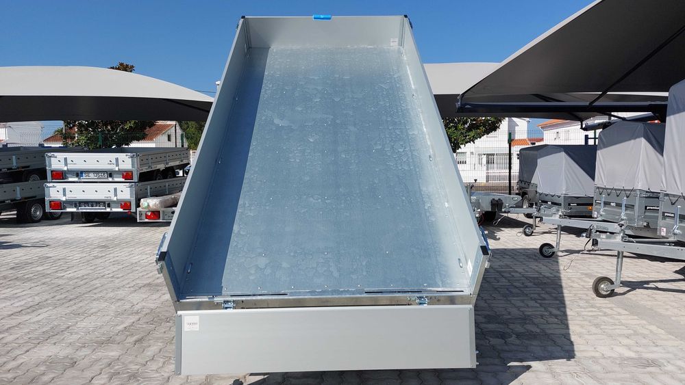 Atrelado   MARTZ modelo Kipper 300/2  (2.7T)  Basculante Hidráulico.