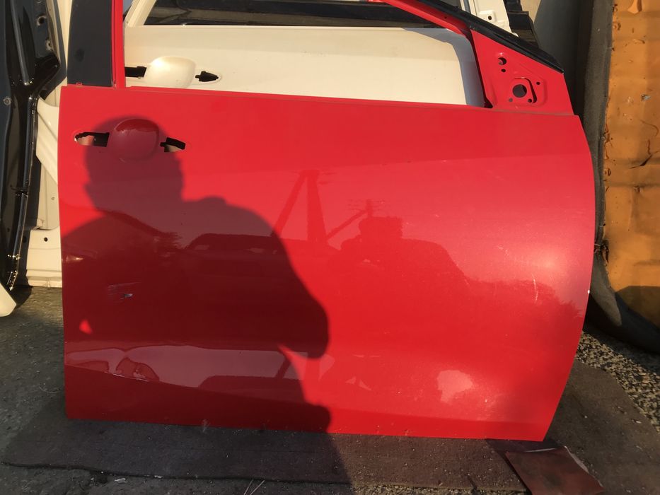 Двері передні праві Тойота Яріс Toyota Yaris 22 року