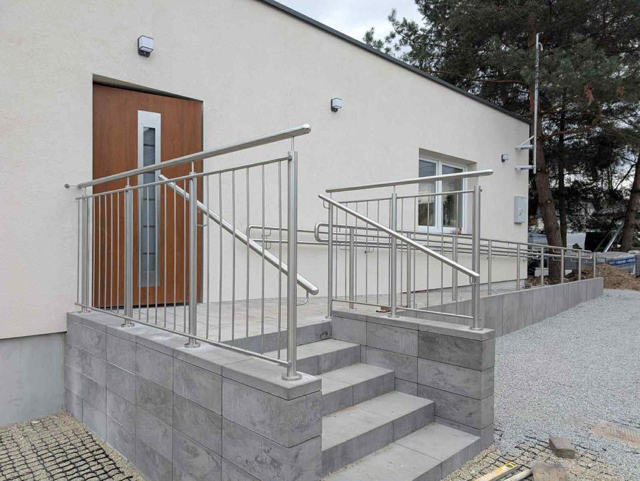 Balustrady nierdzewne podjazdy dla osób niepełnosprawnych