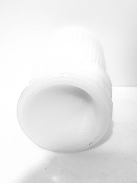 Antigo copo paliteiro em vidro opalino branco