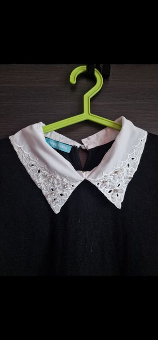 Sweterek z ozdobnym kołnierzem