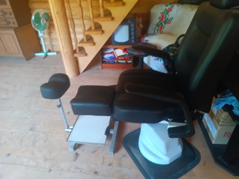 Крісло для педикюру та манікюру