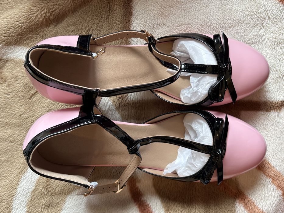 Nowe buty lakierowane różowe