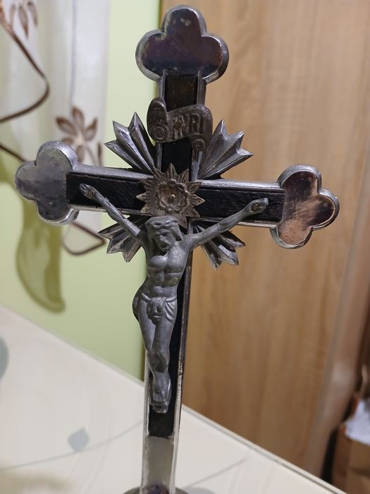 Stary  krzyż metalowy