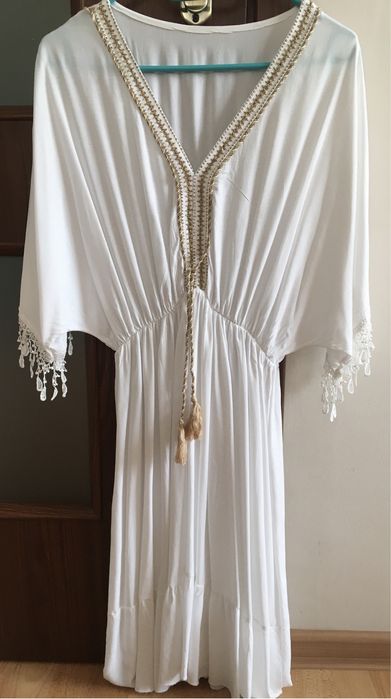 Przewiewna biała sukienka