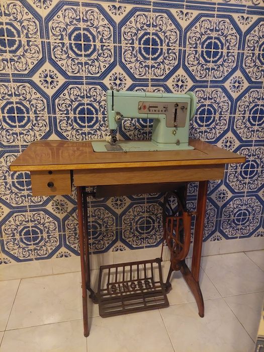 Máquina de costura Singer 338K com mesa - Bom estado