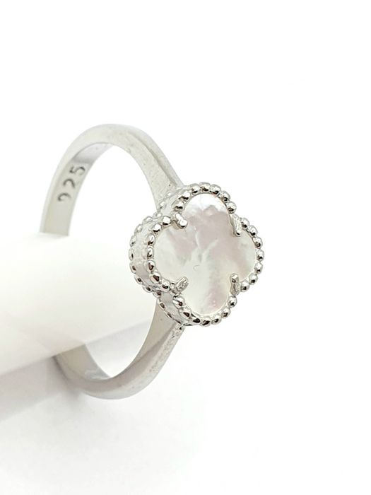 Pierścionek srebrny pr.925 z białą koniczyną r.17