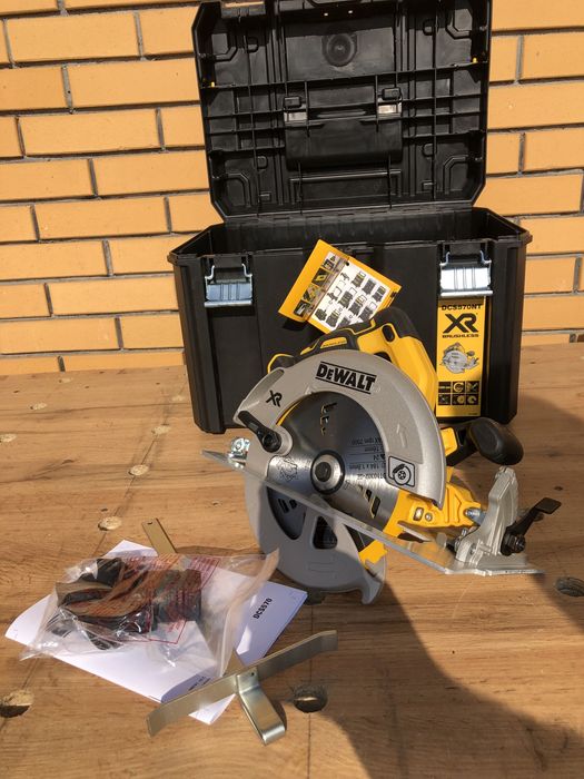 DeWALT DCS570NT Акумуляторна дискова пила, без акб