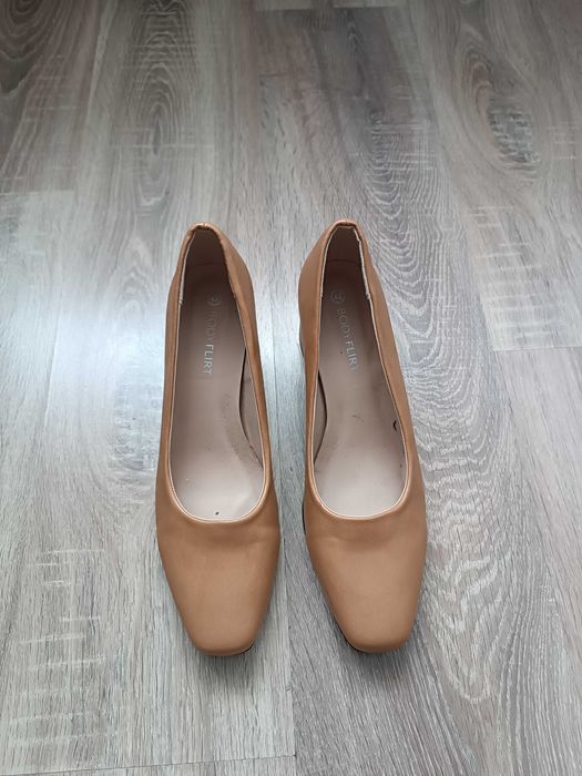 Buty na obcasie karmelowe czółenka