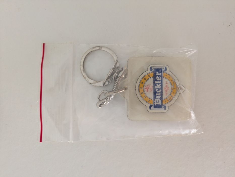 Baralho de cartas e porta-chaves Buckler