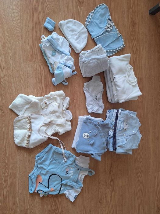 Roupa 0-1 mês menino + brinquedos