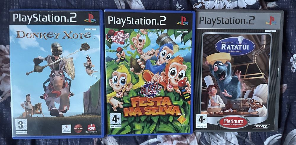 PS2 com 2 comandos, comandos Buzz e 3 jogos