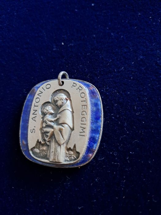 Medalik z wizerunkiem św.Antoniego trzymającym  dzieciątko Jezus