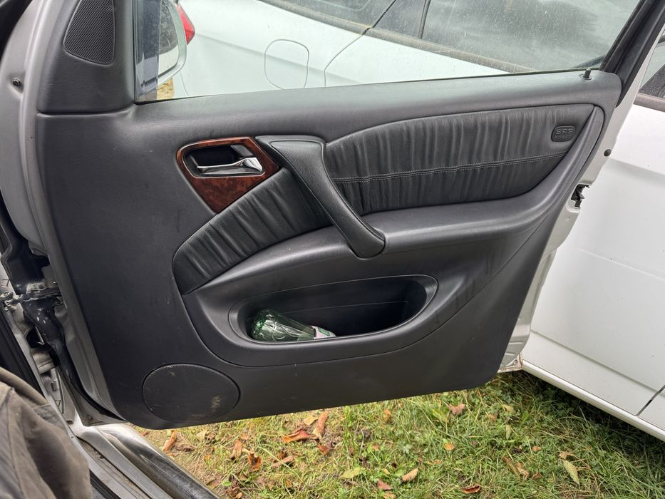 Boczek tapicerka Prawy przód Mercedes ML 163 . 2002r