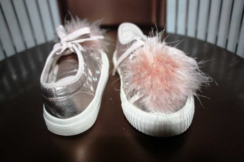 Sapatilhas cor de salmão com penas na frente ZARA KIDS tamanho 27