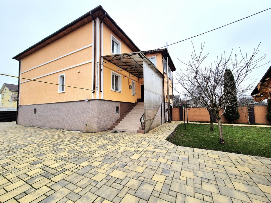 Два будинки з банею та зарибленим власним  озером р-н Аєропорту