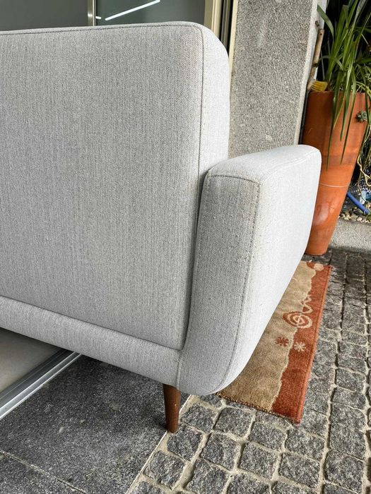 Sofá [+/- 4 lugares] em ótimo estado – confortável e conservado