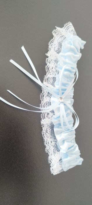 Podwiązka panny młodej ślubna w jasnoniebieskim kolorze