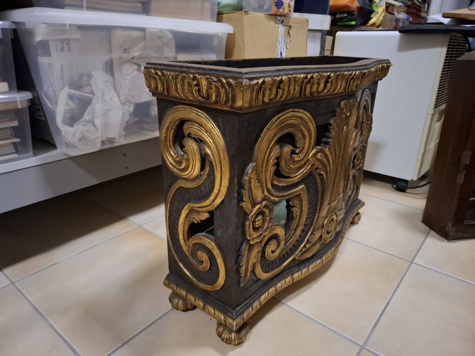 Suporte para chapéus em talha dourada