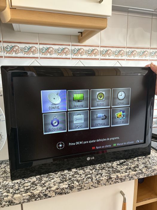 TV LG 22’ com suportes para móvel e parede