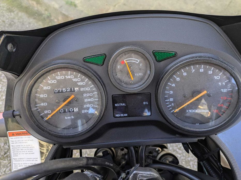 Mota Suzuki 750cc de 1993 impecável