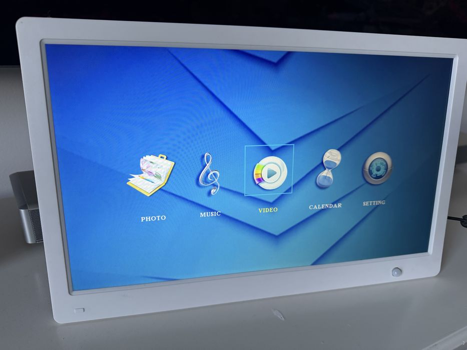 Moldura Digital 17” HD Sensor de movimento video MP3 8Gb SD card