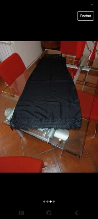 Vestido preto comprido,com renda no decote e no fundo,com raja lateral