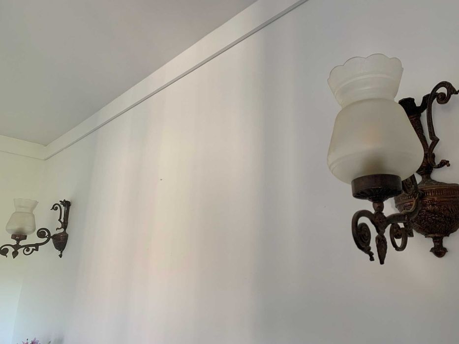 Lote de Iluminação Vintage/Clássica: Lustre + 7 Apliques em Bronze, Latão e Vidro