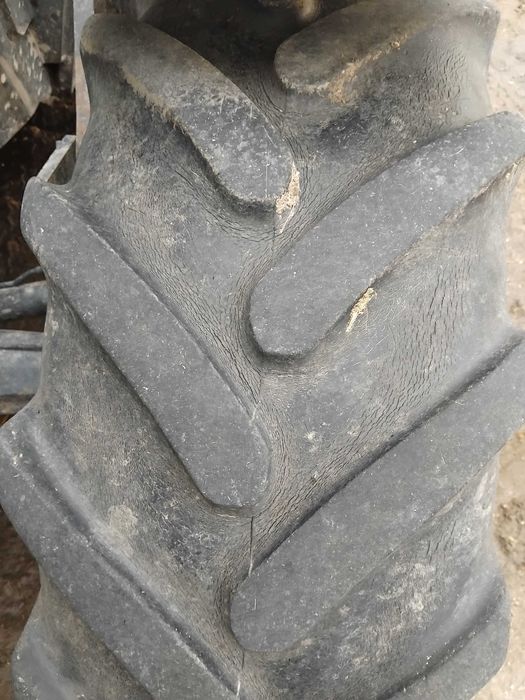 Opony 360/70/24 stan dobry dwie sztuki