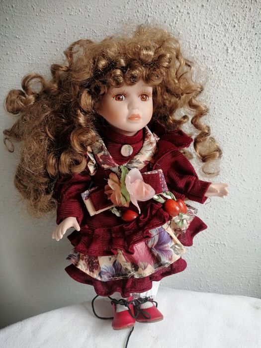 Stara porcelanowa laleczka