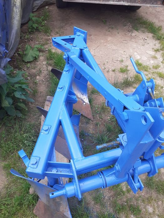 Тракторний плуг трохкорпусний