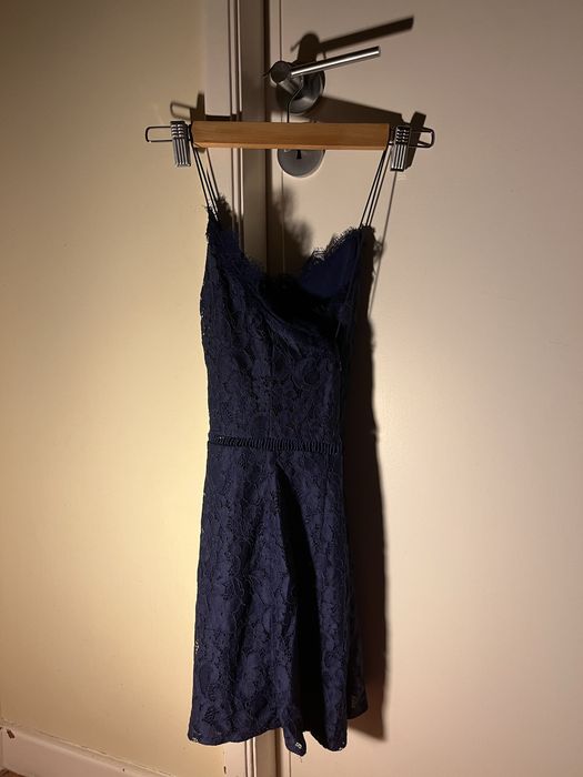 vestido axul com detalhe em renda