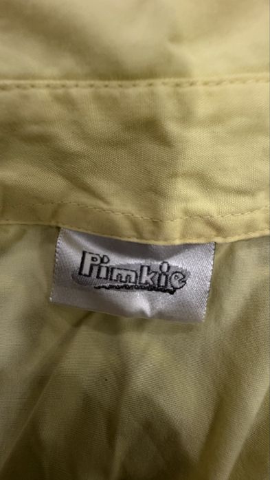 Camisa amarela com estampa tropical e número 8